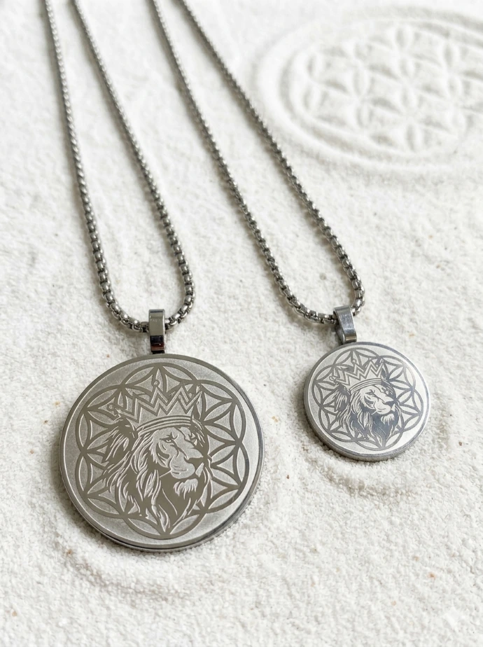 [FG-CHA-012] Pendentif Roi Lion Fleur de Vie - vibranium (Doré, Ø 2,5 cm)